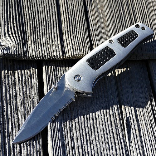 Coltello a serramanico<br />&copy; HOerwin56