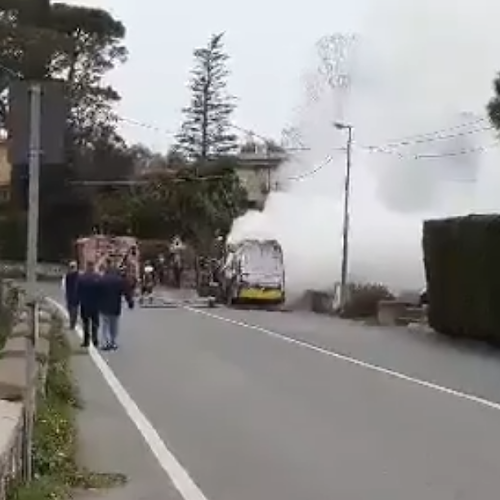 Paura a Piano di Sorrento: minibus in fiamme per un guasto al motore, si incendia anche un’auto vicina /VIDEO