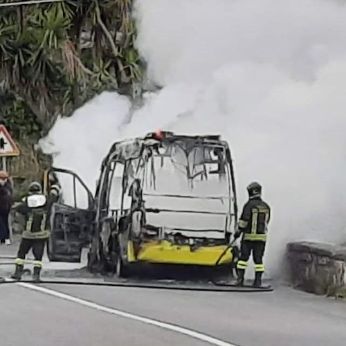 Paura a Piano di Sorrento: minibus in fiamme per un guasto al motore, si incendia anche un’auto vicina /VIDEO