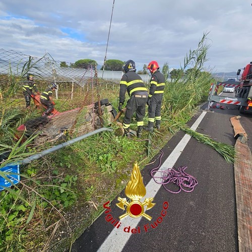 Paura a Pontecagnano: auto si ribalta, la conducente è incinta di 7 mesi