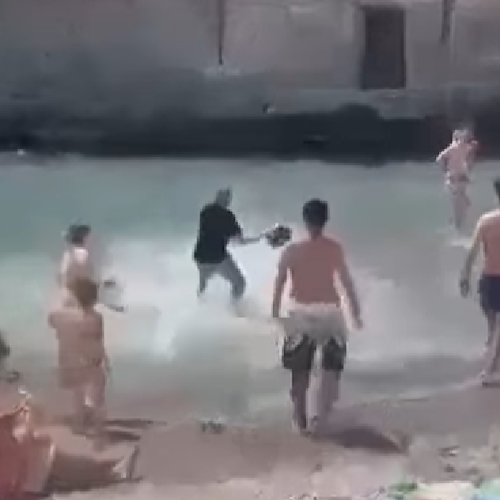 Paura a Posillipo, scoppia rissa a colpi di casco sulla spiaggia delle Monache / VIDEO 