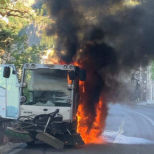 Paura a Positano per un veicolo in fiamme, conducente fugge per un soffio /FOTO