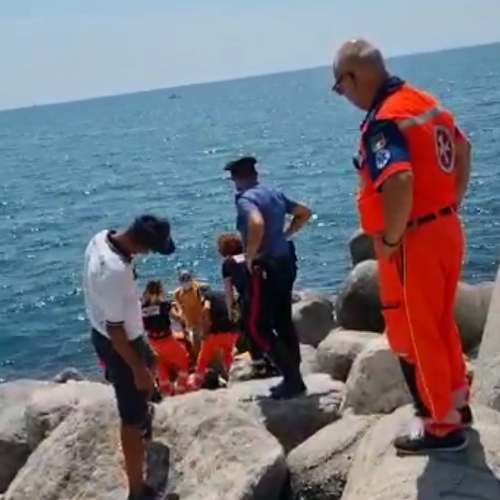 Paura a Salerno: 65enne cade sugli scogli del Porto Masuccio, è grave 