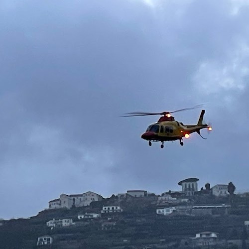Paura a Scala, 54enne cade in un dirupo: soccorso in elicottero 