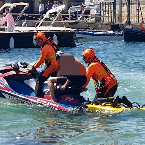 Paura alla gara di nuoto tra Vietri e Cetara, 13 atleti salvati in mare da ipotermia 