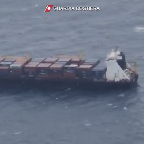 Paura in Sicilia, collisione in mare tra nave cargo e porta container