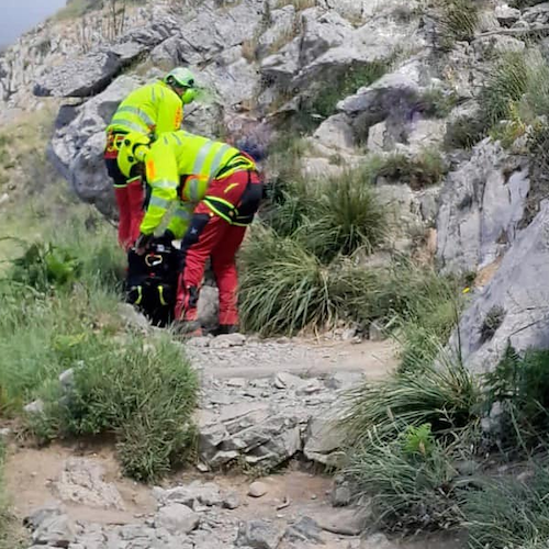 Paura sul Sentiero degli Dei, turista americano precipita per 15 metri e si ferisce a costole e femore 