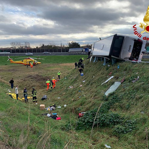 Pauroso incidente a Padova, autobus si ribalta in autostrada: quattro feriti in ospedale 