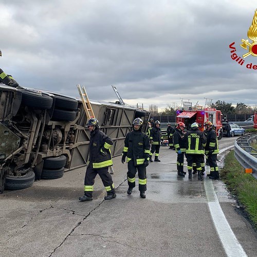 Pauroso incidente a Padova, autobus si ribalta in autostrada: quattro feriti in ospedale 