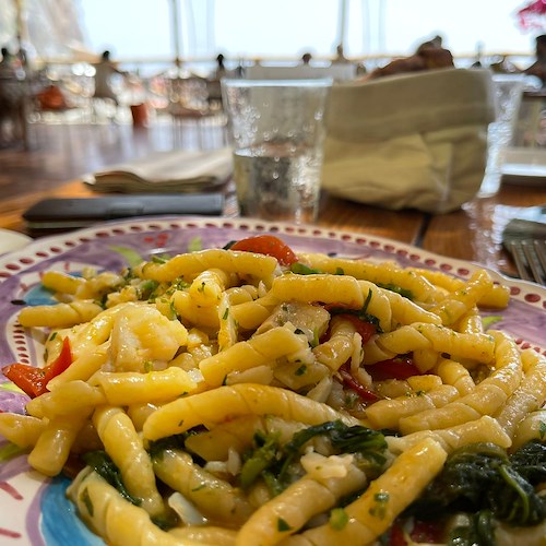 Pausa di gusto al Carlino, il ristorante a sfioro sul mare de Il San Pietro di Positano /Foto