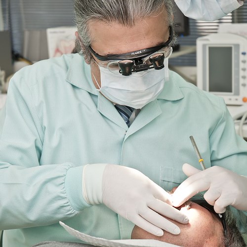 Pavia, dentista non vaccinato reintegrato da giudici: può lavorare da remoto