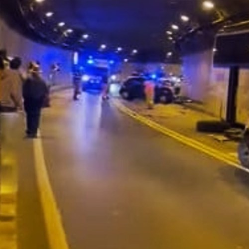 Penisola Sorrentina: grave incidente tra autobus e auto in galleria a Seiano, un morto