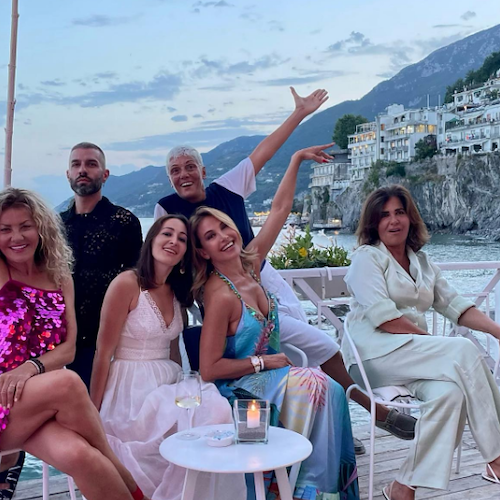Per Barbara D'Urso serate d'estate in Costa d'Amalfi dopo l'addio a "Pomeriggio 5". Con lei anche Enzo Miccio 