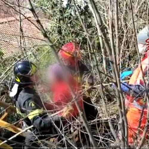 Pescara, camper resta in bilico sul dirupo: salvati nonni e nipotina di 8 anni