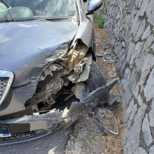 Piano di Sorrento, auto abbandonata sulla statale 145: pericolo per la viabilità 