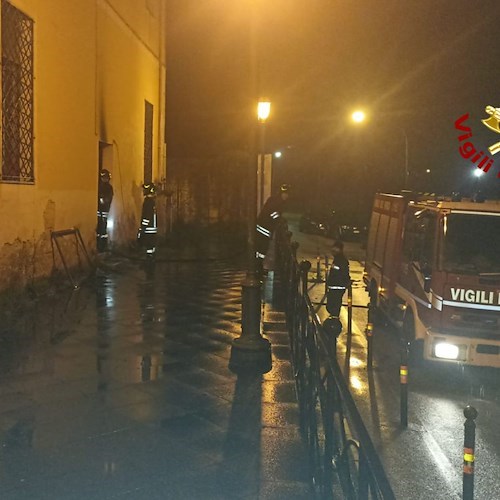 Incendio in una scuola materna dismessa<br />&copy; Vigili del Fuoco