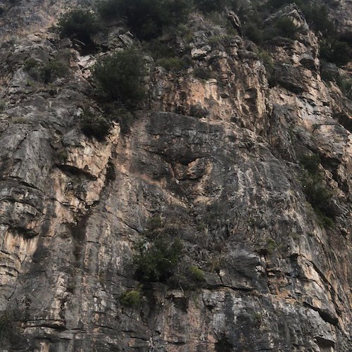 Pietre sulla Statale Amalfitana, senso unico alternato a Positano /Foto