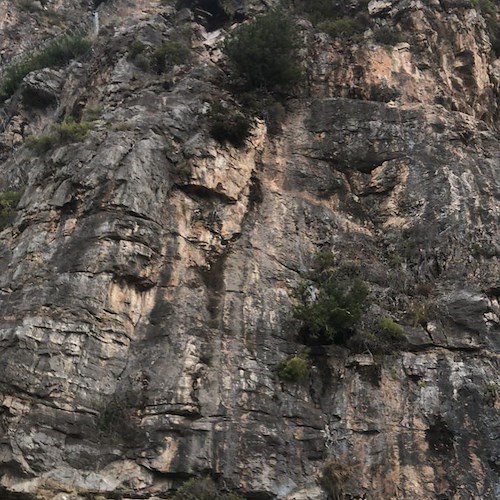 Pietre sulla Statale Amalfitana, senso unico alternato a Positano /Foto