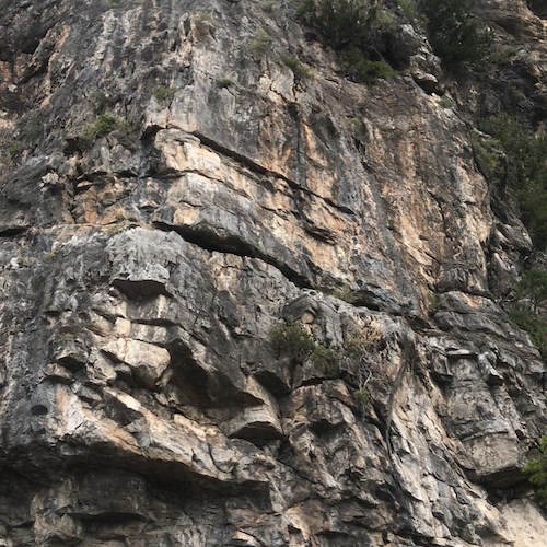 Pietre sulla Statale Amalfitana, senso unico alternato a Positano /Foto