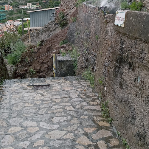 Piogge incessanti in Costa d'Amalfi, a Minori frana nella frazione di Torre 