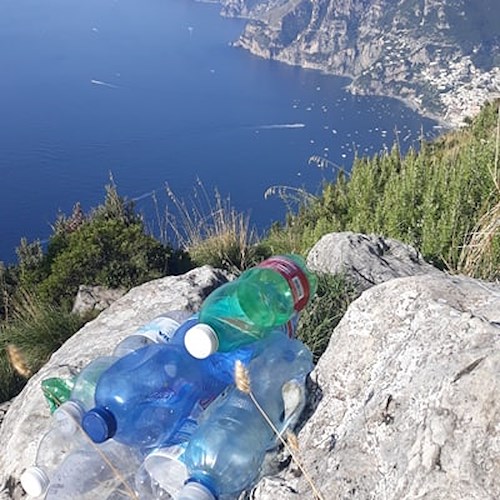 Plastica abbandonata sul Sentiero degli Dei, trekking nella natura ma zero rispetto per l’ambiente /FOTO