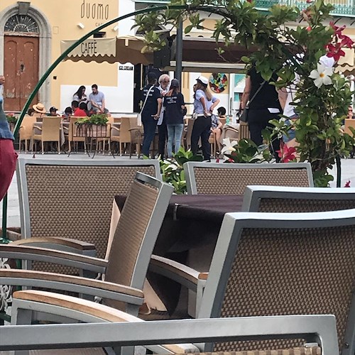 Polizia parcheggia in Piazza Duomo e urta la sensibilità dei ravellesi, chiamato in causa anche Matteo Salvini