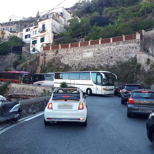 Pomeriggio infernale sulla Statale Amalfitana: ancora troppi pullman in Costa d'Amalfi /FOTO / VIDEO
