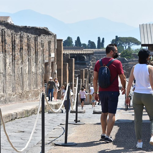 Pompei, entra con lo scooter nel parco archeologico: denunciato turista 