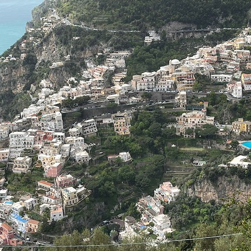 Positano assediata da turisti ed avventori: traffico in tilt