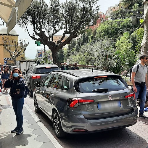 Positano assediata da turisti ed avventori: traffico in tilt