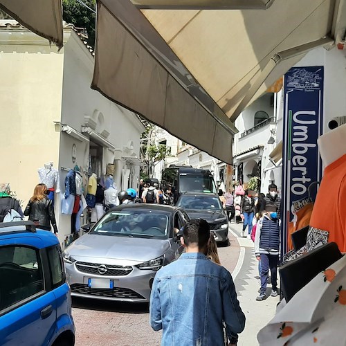 Positano assediata da turisti ed avventori: traffico in tilt