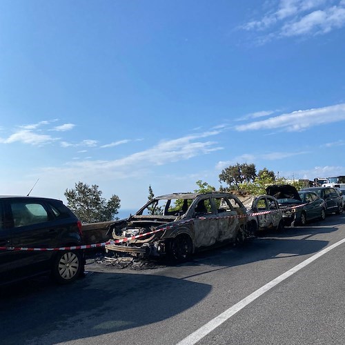 Positano, auto in fiamme alla Garitta: si indaga / FOTO - VIDEO 