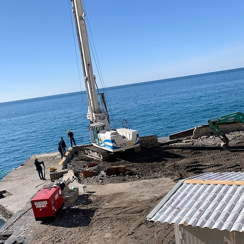 Positano, banchina danneggiata dalla mareggiata: fine lavori fissata per l‘inizio di giugno
