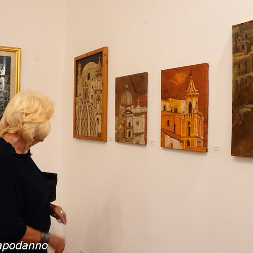 Positano "batik" nelle opere di Ottavio Romano, fino al 1° ottobre la mostra alla Pinacoteca Civica