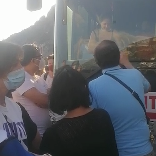 Positano: bus salta corsa delle 17 per Amalfi, passeggeri in protesta dopo due ore di attesa /VIDEO