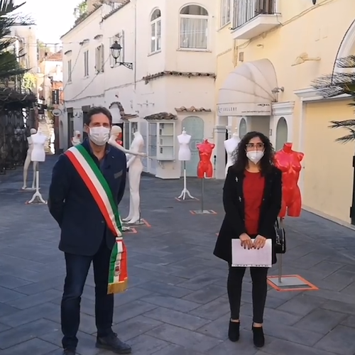 Positano celebra la Giornata contro la Violenza sulle Donne con 14 manichini simbolici in Piazza dei Mulini