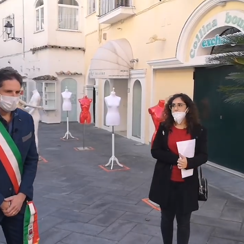 Positano celebra la Giornata contro la Violenza sulle Donne con 14 manichini simbolici in Piazza dei Mulini