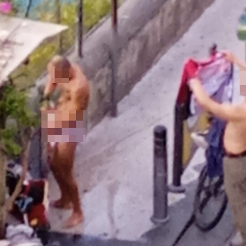 Positano, ciclistici si spogliano e si lavano alla fontana