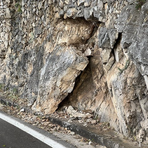 Positano, distacco dal costone roccioso sopra la sede stradale: Anas sul posto /FOTO