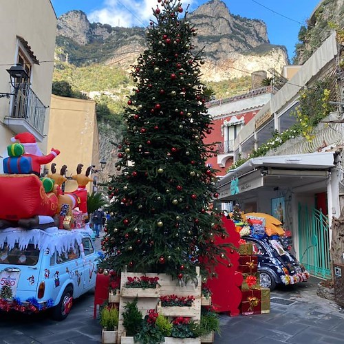 Positano, domani tornano il trenino e le 500 natalizie per le vie del paese 