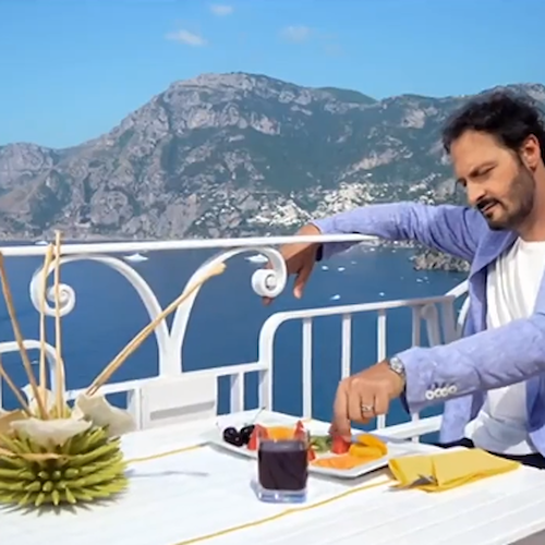 Positano e la sua Villa Romana protagonisti di “Bell’Italia in Viaggio”, il programma di La7 condotto da Fabio Troiano / VIDEO