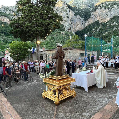 Positano, fedeli in festa per il ritorno della processione di Sant'Antonio [FOTO] 