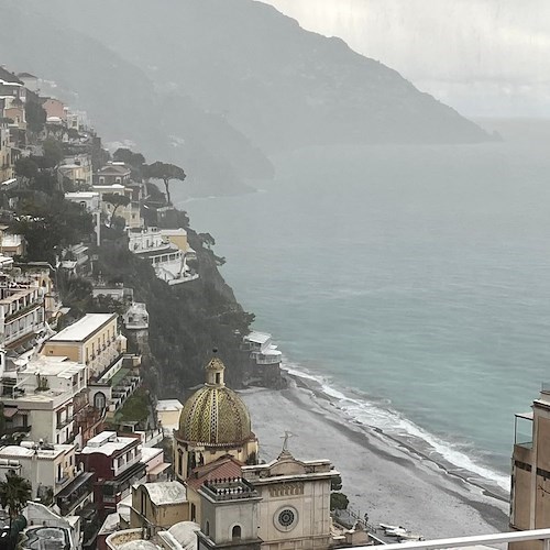 Positano, grandinata improvvisa e la spiaggia è imbiancata