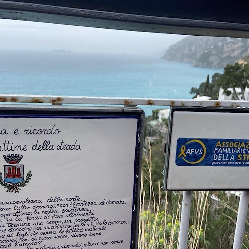 Positano, installata una panchina bianca in memoria delle vittime della strada