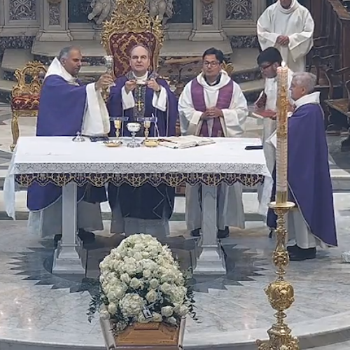 Positano, l'ultimo saluto a Padre Carmine tra ricordi e commozione: «Non ti dimenticheremo mai»