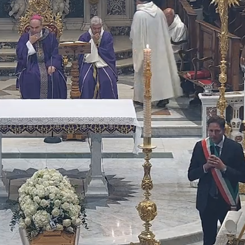 Positano, l'ultimo saluto a Padre Carmine tra ricordi e commozione: «Non ti dimenticheremo mai»