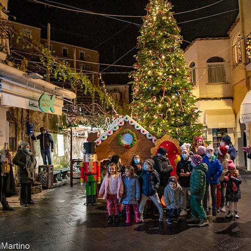 Positano, la magia del Natale avvolge la città con l'accensione delle luminarie / FOTO-VIDEO