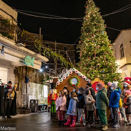Positano, la magia del Natale avvolge la città con l'accensione delle luminarie / FOTO-VIDEO