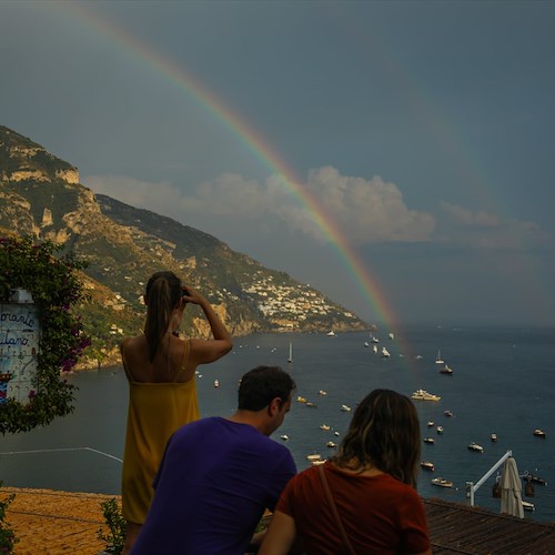 Positano: lo stupore dei turisti di fronte all'arcobaleno nelle foto di Fabio Fusco