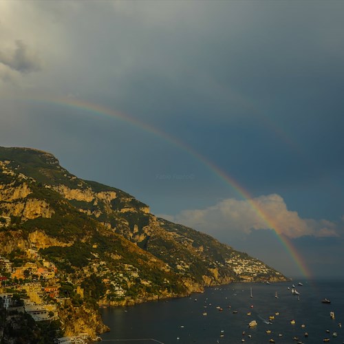 Positano: lo stupore dei turisti di fronte all'arcobaleno nelle foto di Fabio Fusco